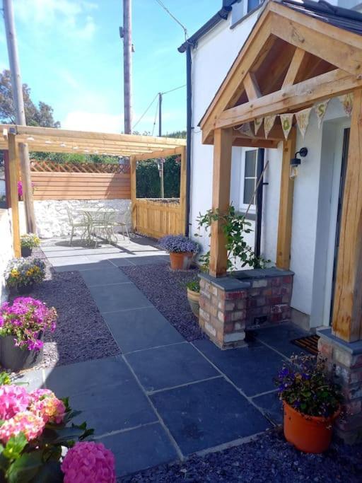 Cosy 2 Bed Cottage Between Snowdonia And The Sea Llandegai Exteriör bild